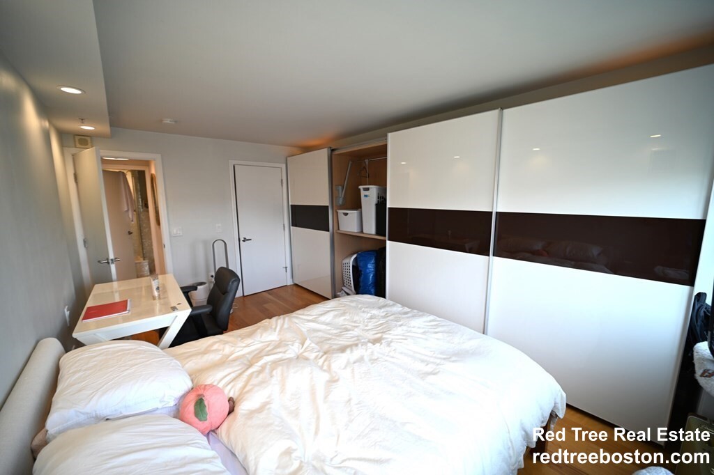 1731 Beacon St, Washington Square