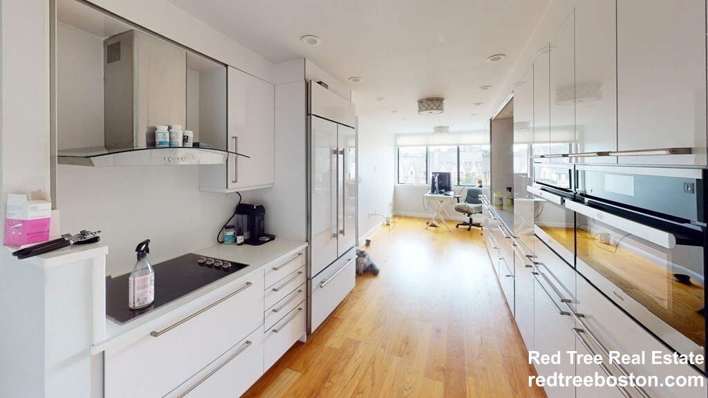 1731 Beacon St, Washington Square