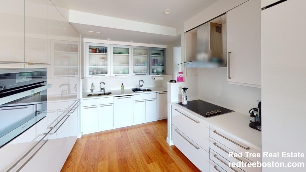 1731 Beacon St, Washington Square