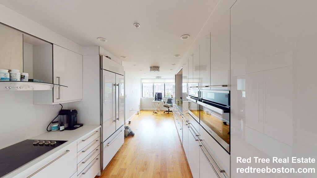 1731 Beacon St, Washington Square