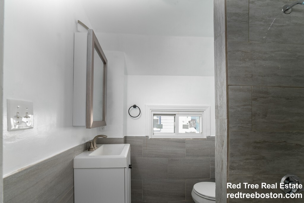 11 Baker Rd, Everett