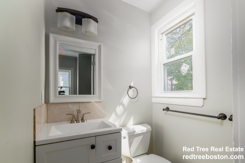 11 Baker Rd, Everett