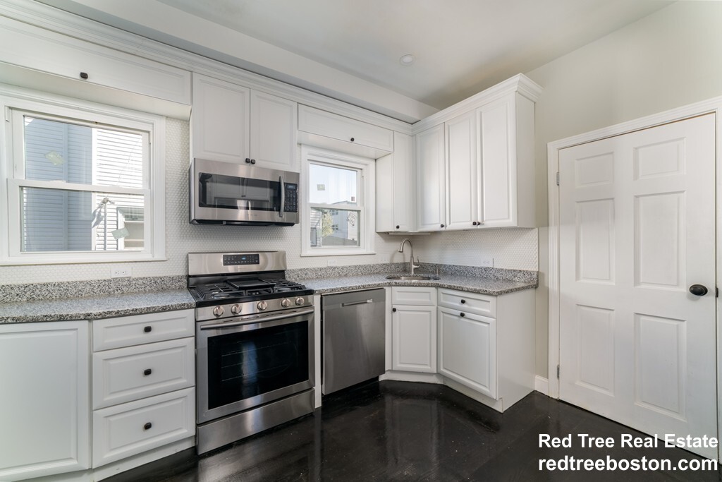 11 Baker Rd, Everett