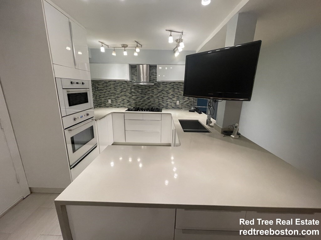 57 Broadlawn Park, Chestnut Hill