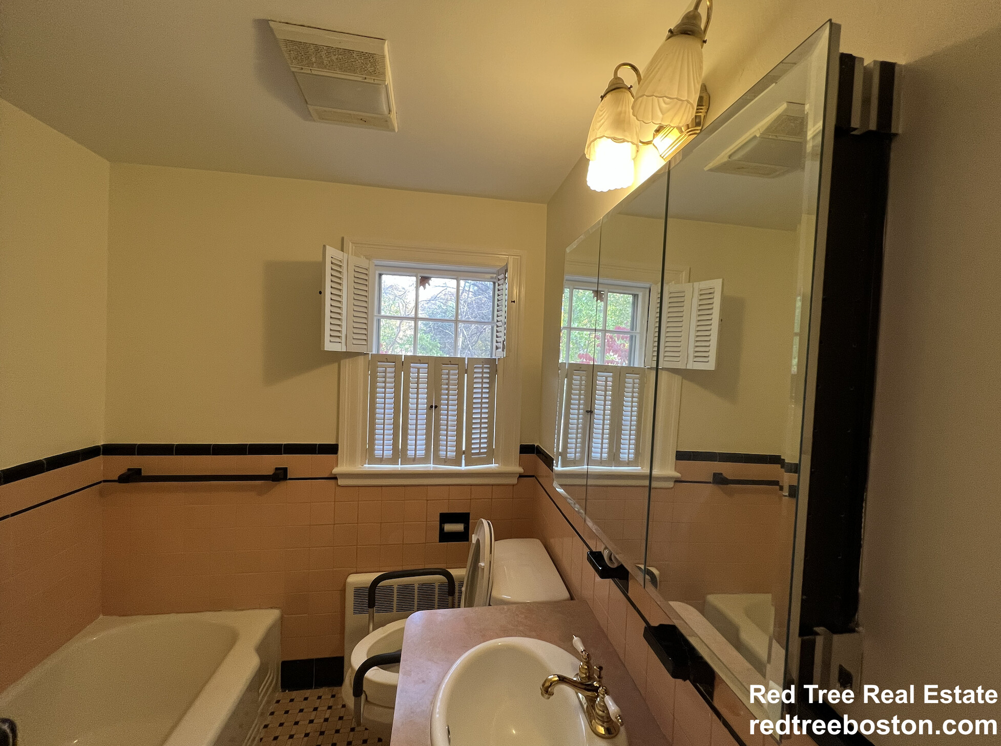 90 Bellingham Rd, Chestnut Hill