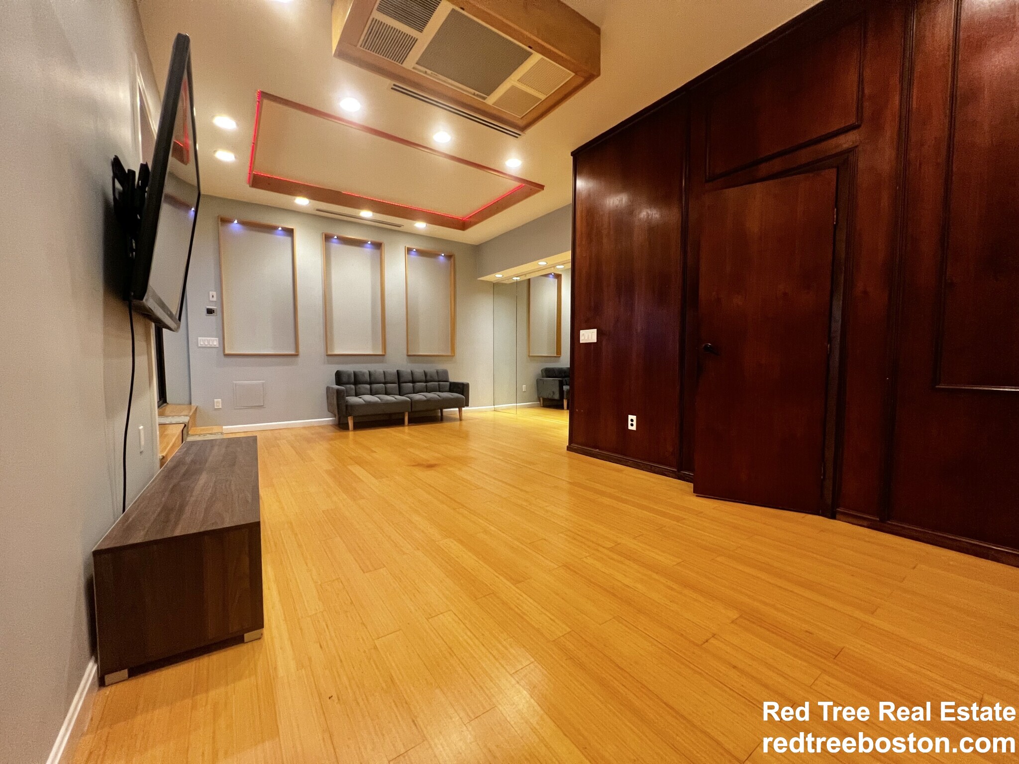 57 Broadlawn Park, Chestnut Hill