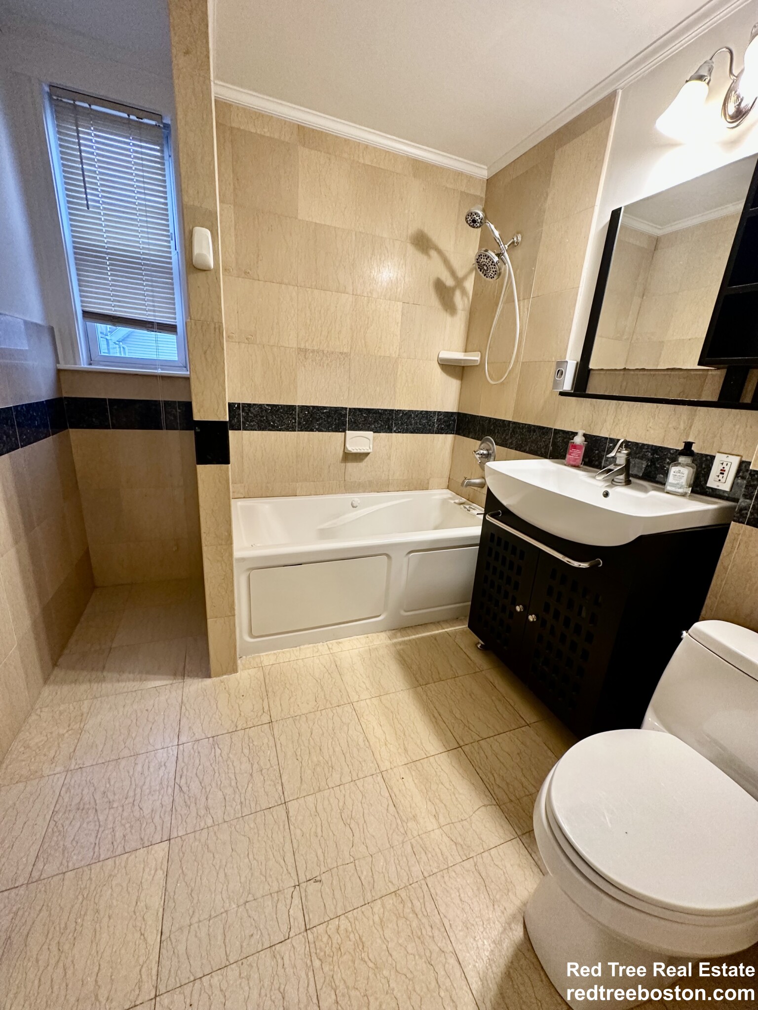 8 White Ave, Chestnut Hill