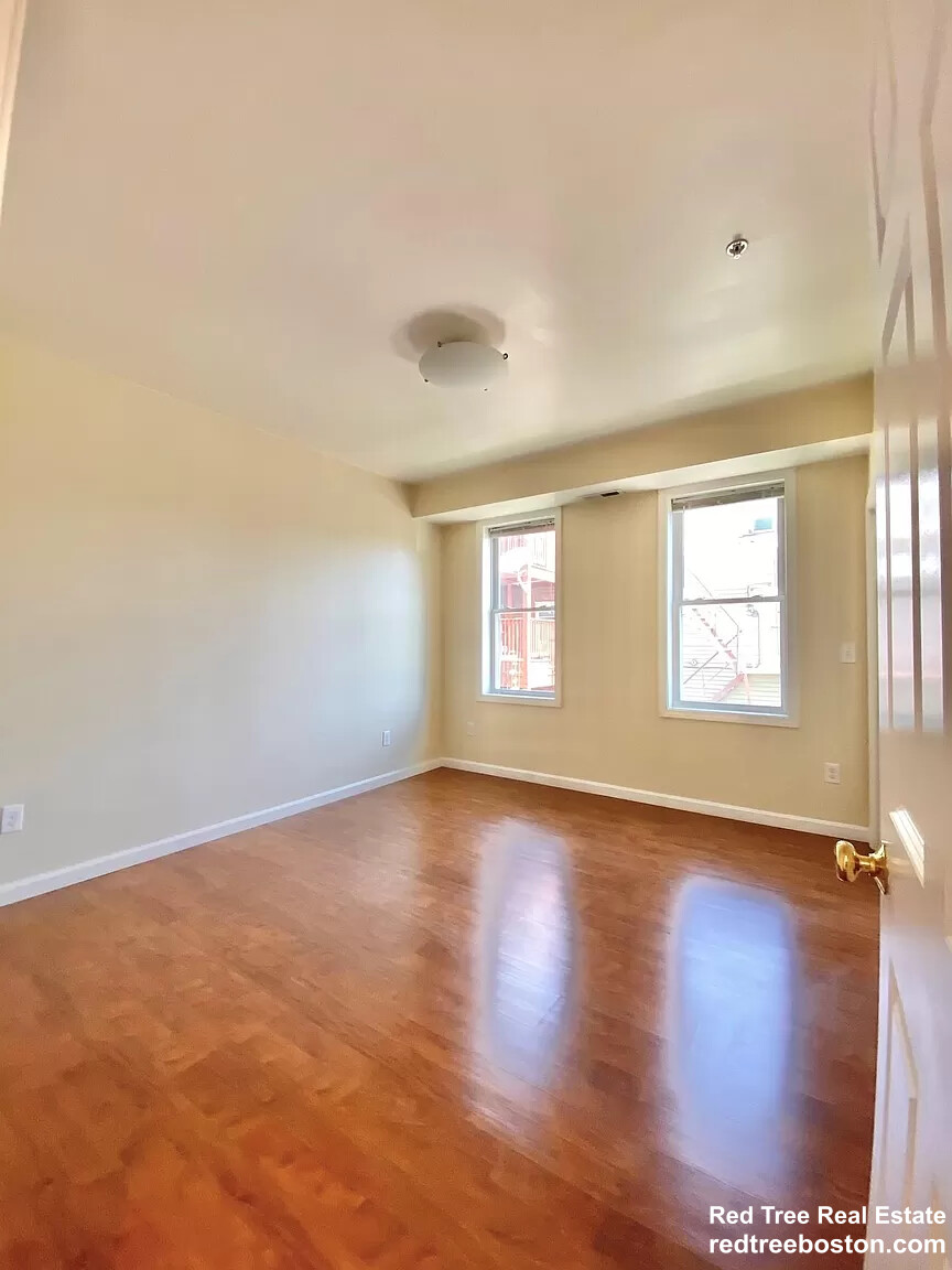 88 Bremen St, East Boston