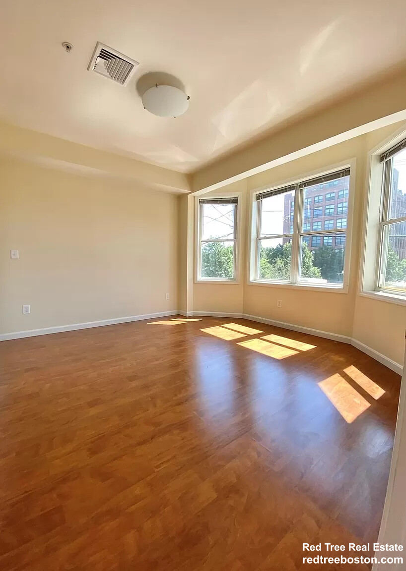 88 Bremen St, East Boston