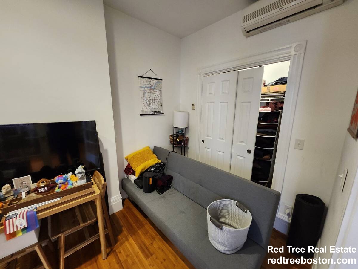 254 Newbury St, Back Bay