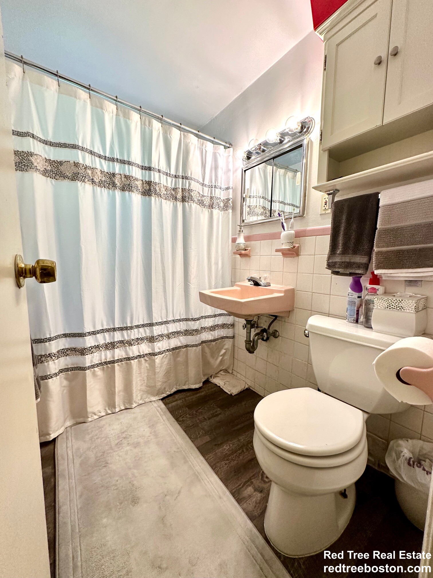 8 Bryon Rd, Chestnut Hill