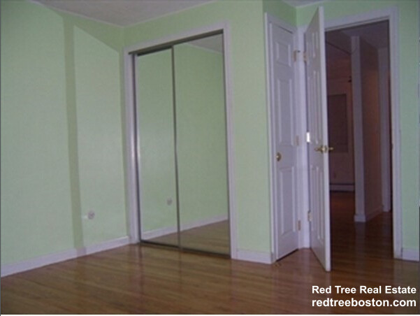 40 Bryon Rd, Chestnut Hill