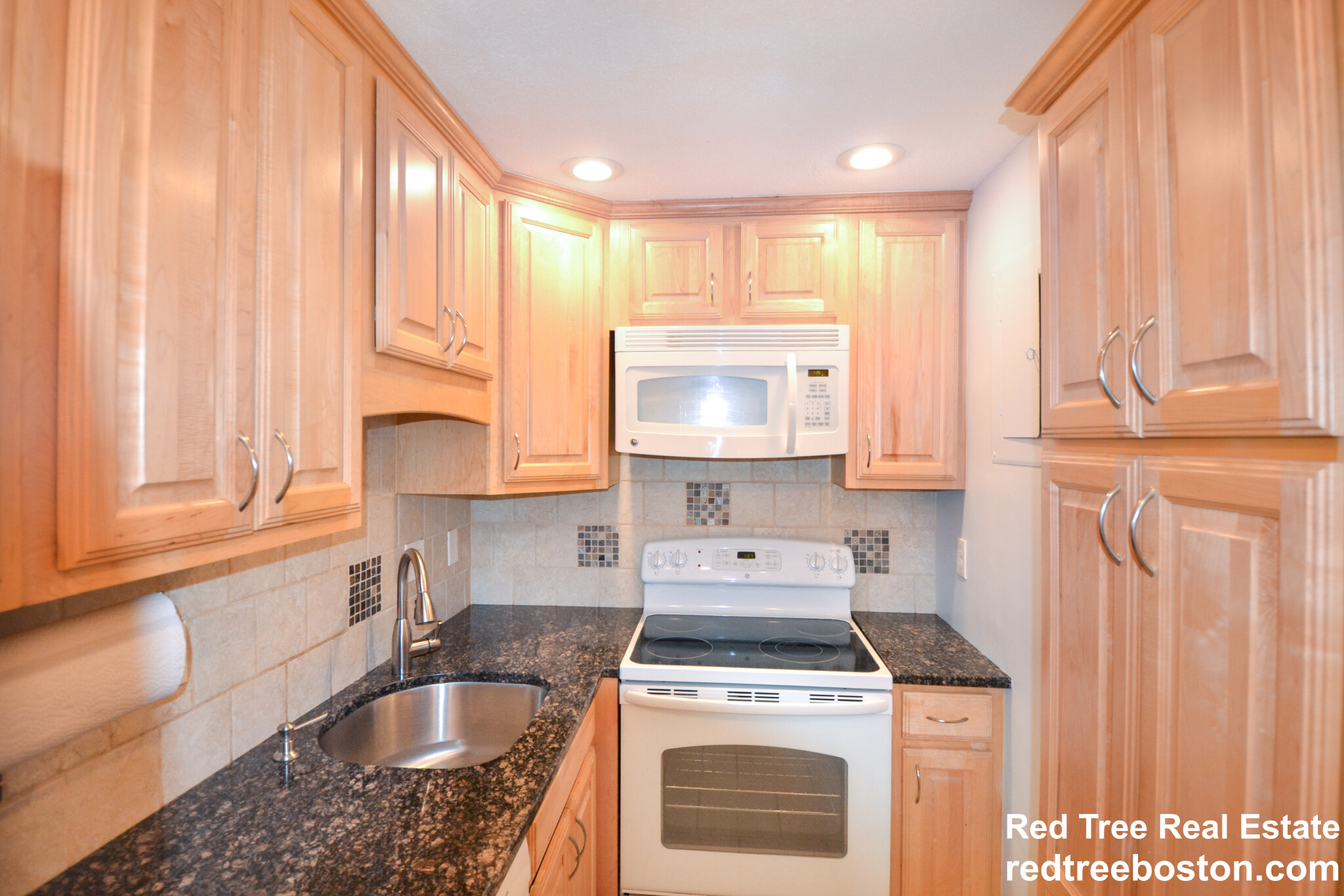 12 Pond Ln, Arlington