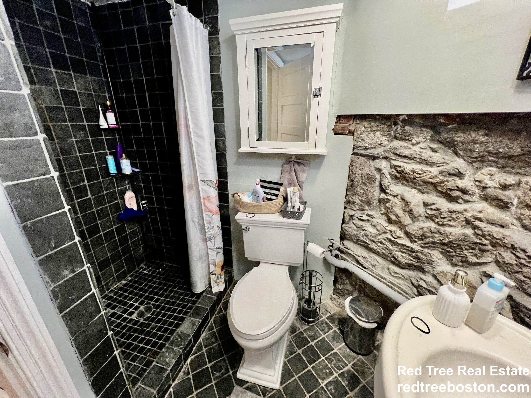 1 Greenwich Ct, Roxbury