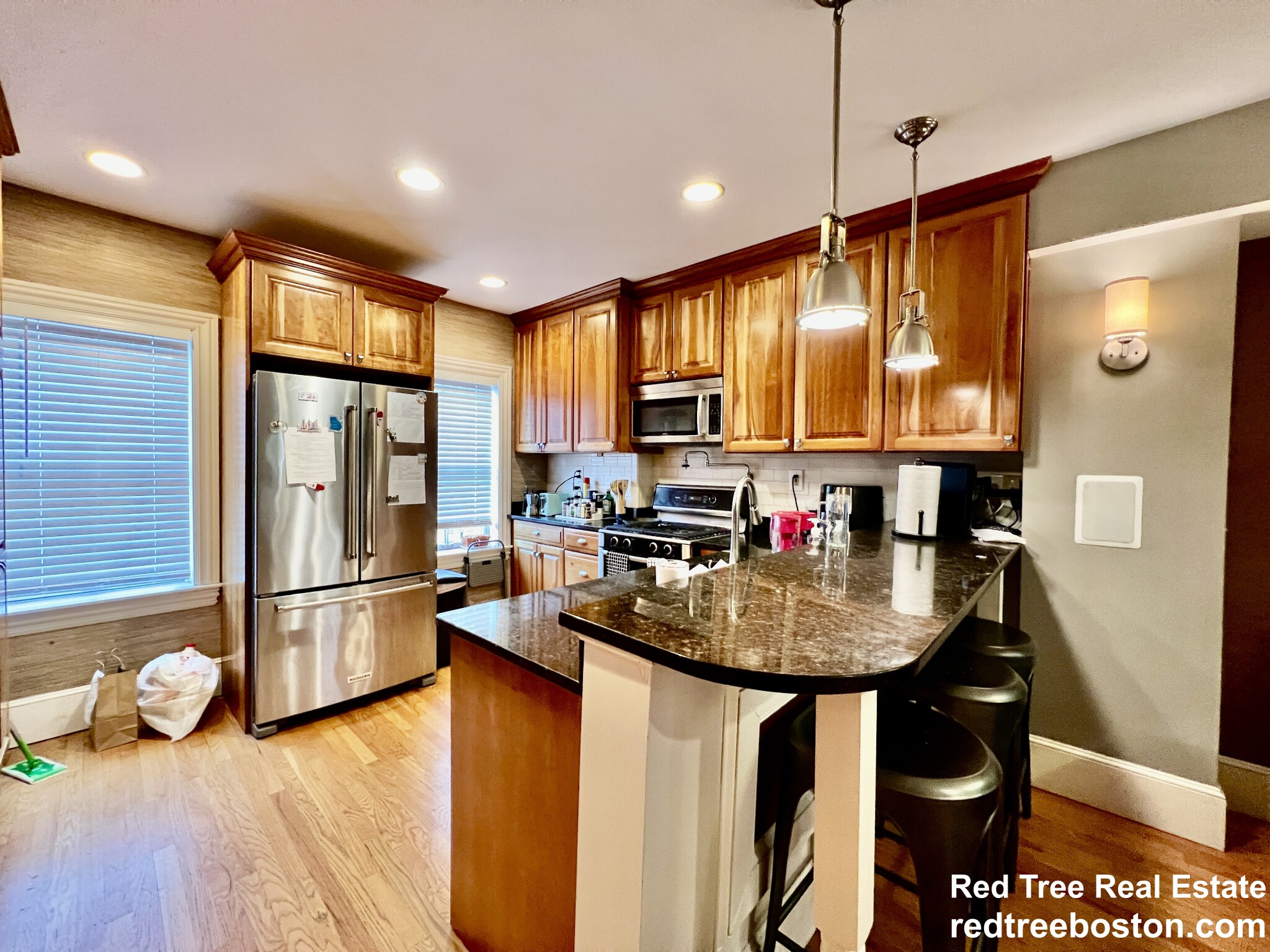 1 Greenwich Ct, Roxbury