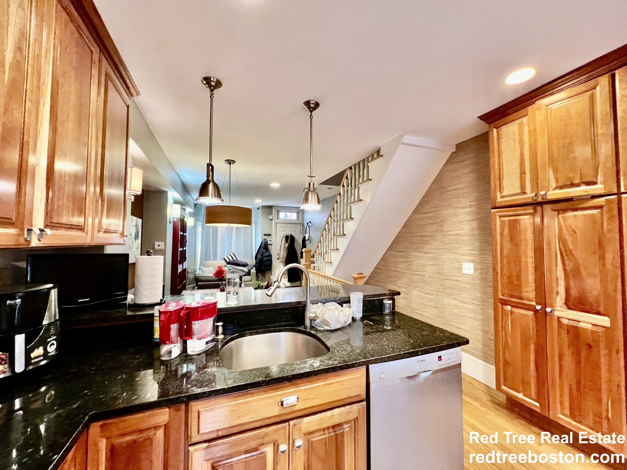 1 Greenwich Ct, Roxbury