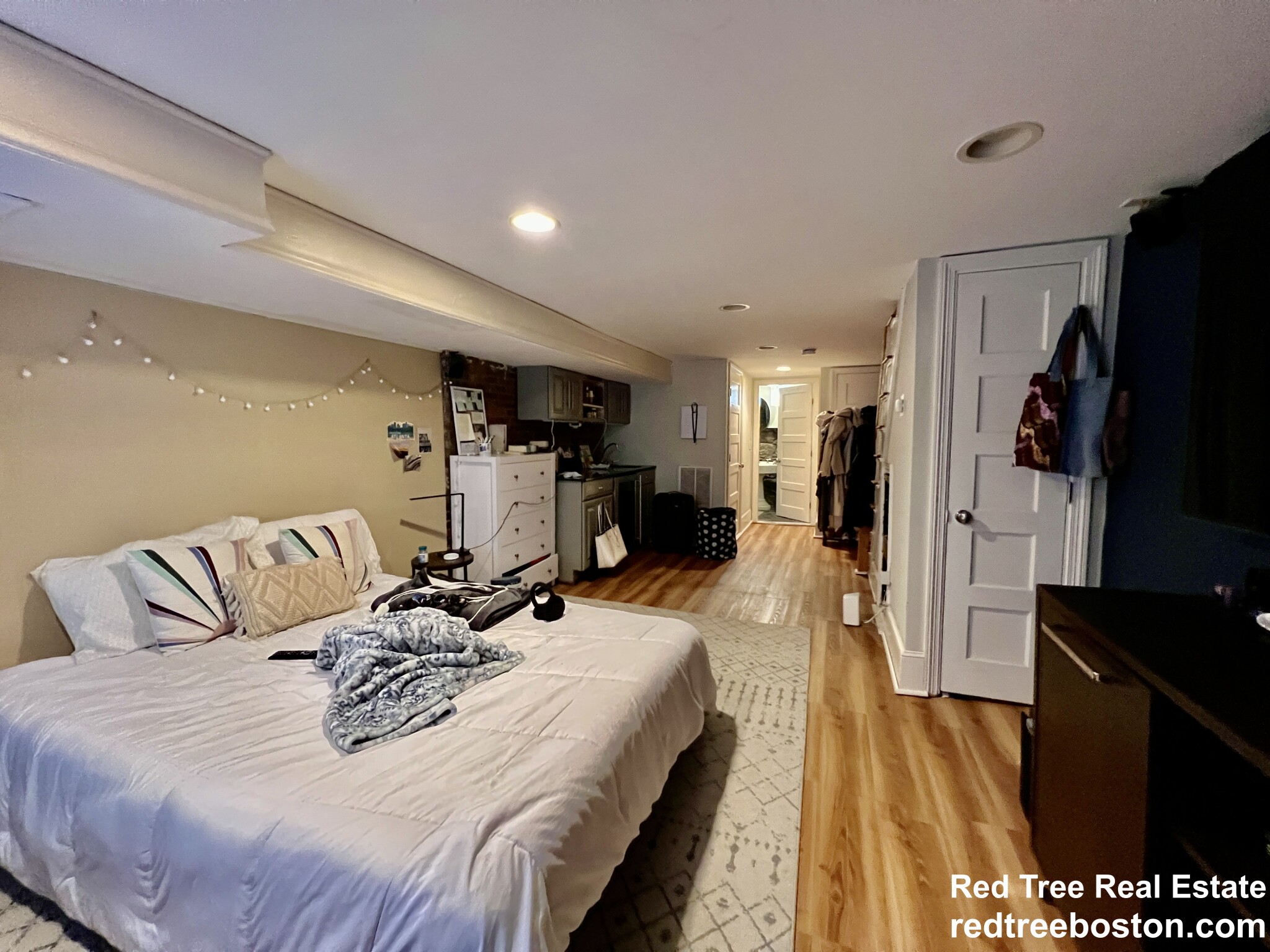 1 Greenwich Ct, Roxbury