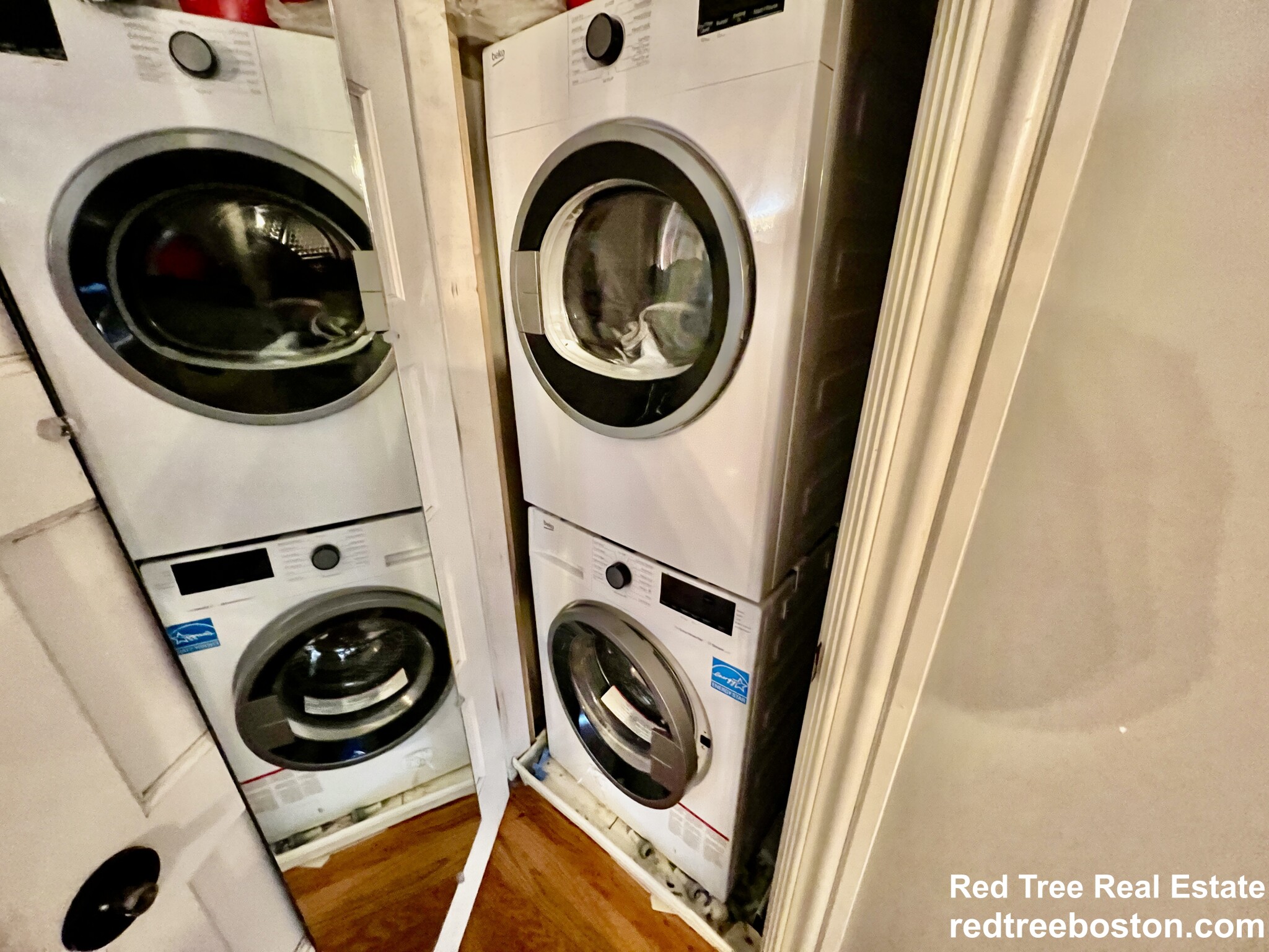 1 Greenwich Ct, Roxbury