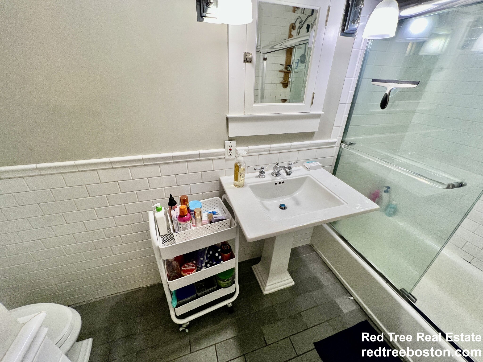 1 Greenwich Ct, Roxbury