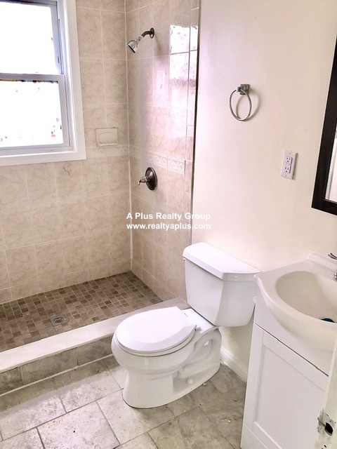 36 Lexington Ave, Hyde Park