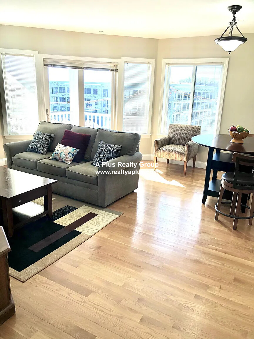 1522 Vfw Pkwy, West Roxbury