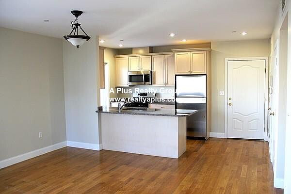 1522 Vfw Pkwy, West Roxbury