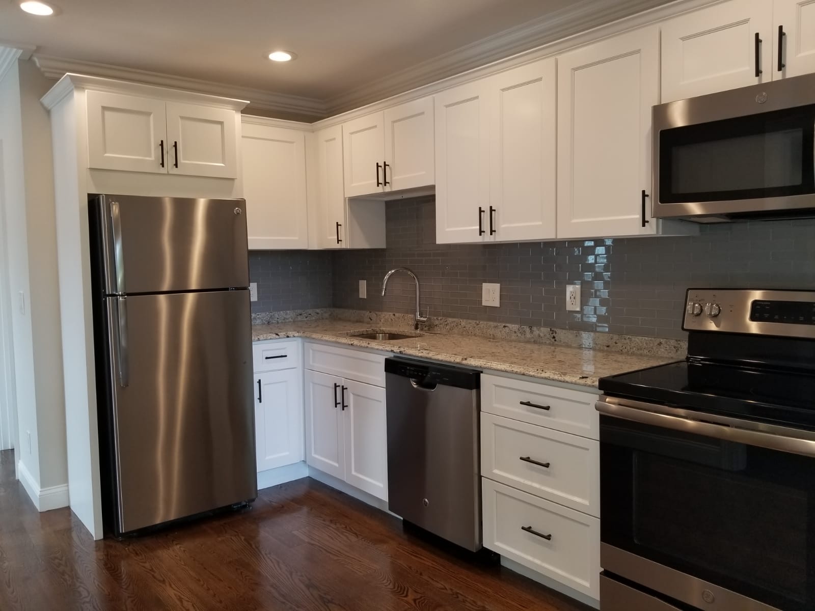 3 bed, 1 bath apartment for rent at 39 West Walnut Park Unit 2, Roxbury — photo 3 of 12