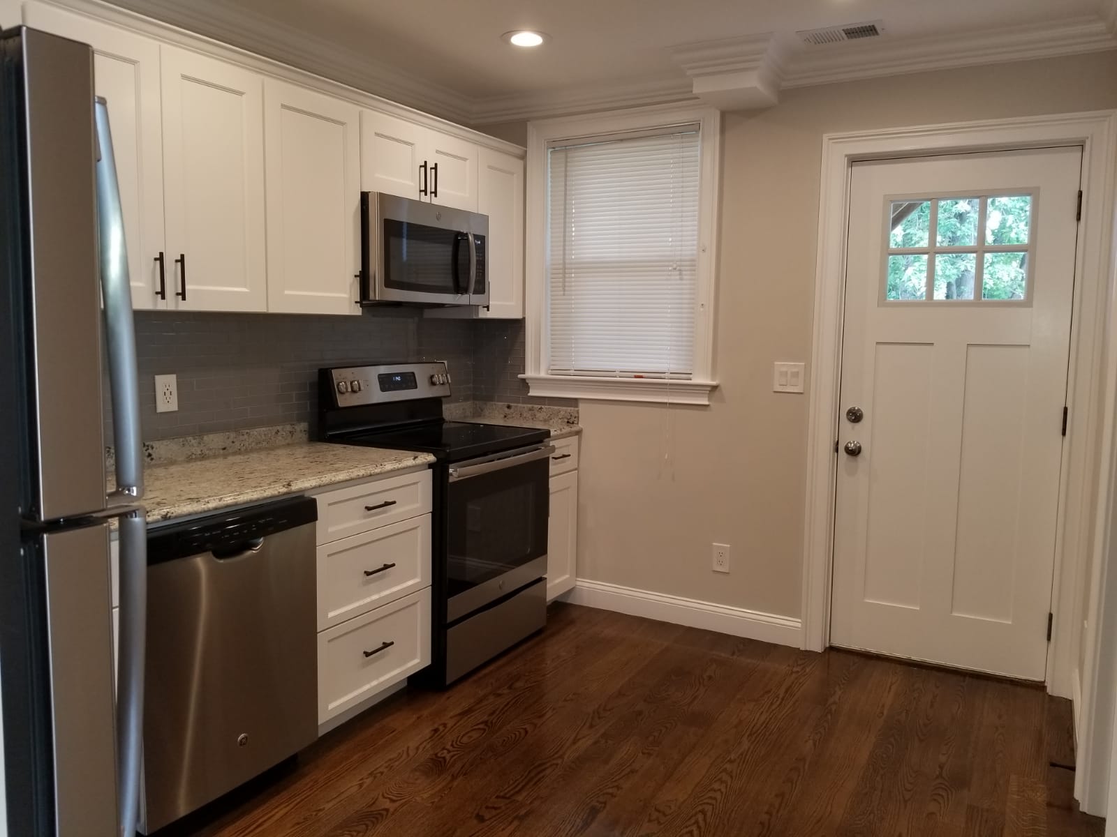 3 bed, 1 bath apartment for rent at 39 West Walnut Park Unit 3, Roxbury — photo 4 of 11