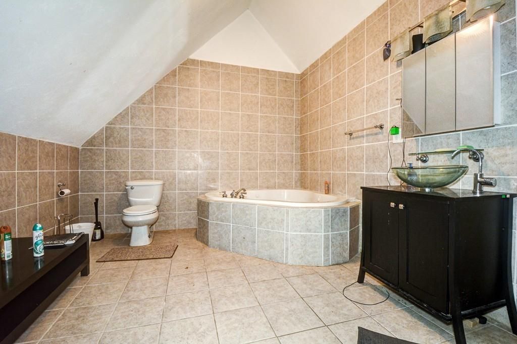 5 bed, 2 bath apartment for rent at 408 Seaver St Unit 2, Dorchester — photo 5 of 6