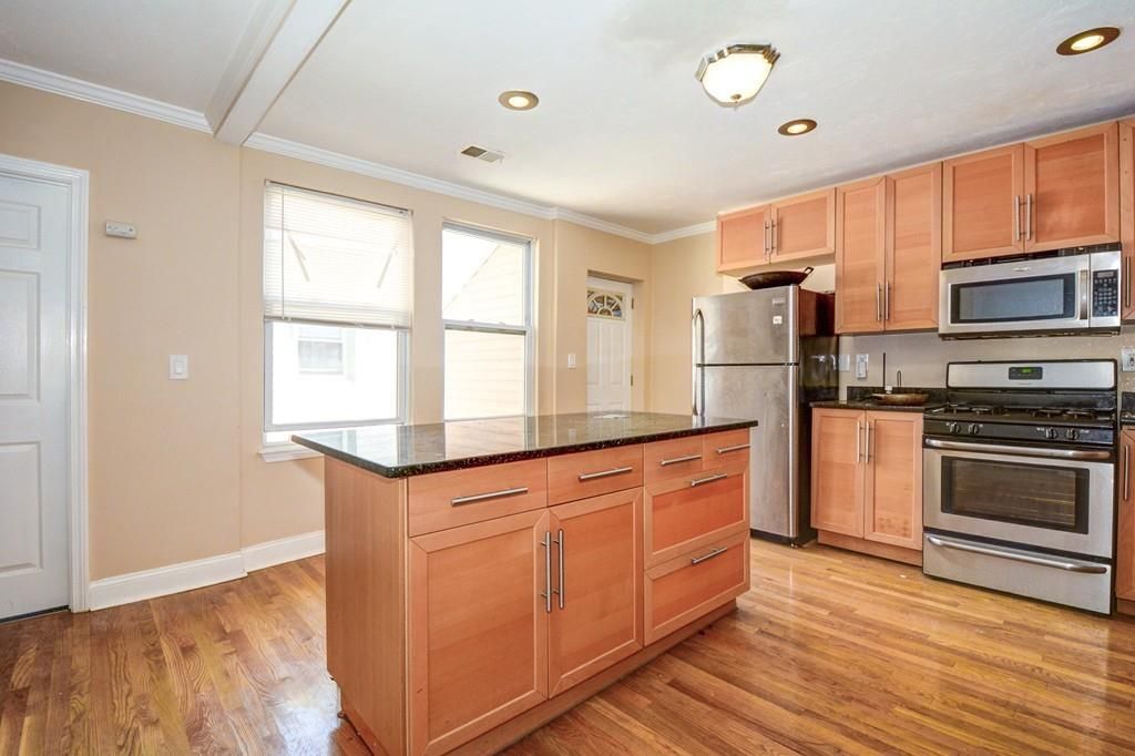 5 bed, 2 bath apartment for rent at 408 Seaver St Unit 2, Dorchester — photo 2 of 6