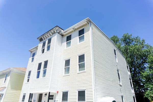 3 bed, 1 bath apartment for rent at 39 West Walnut Park Unit 2, Roxbury — photo 2 of 12