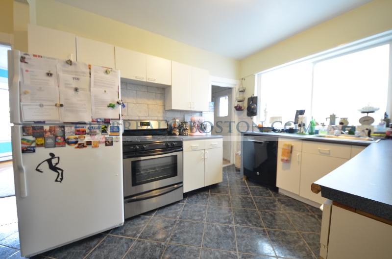 3 bed, 1 bath apartment for rent at 881 Washington St Unit 2, Washington Square — photo 19 of 30