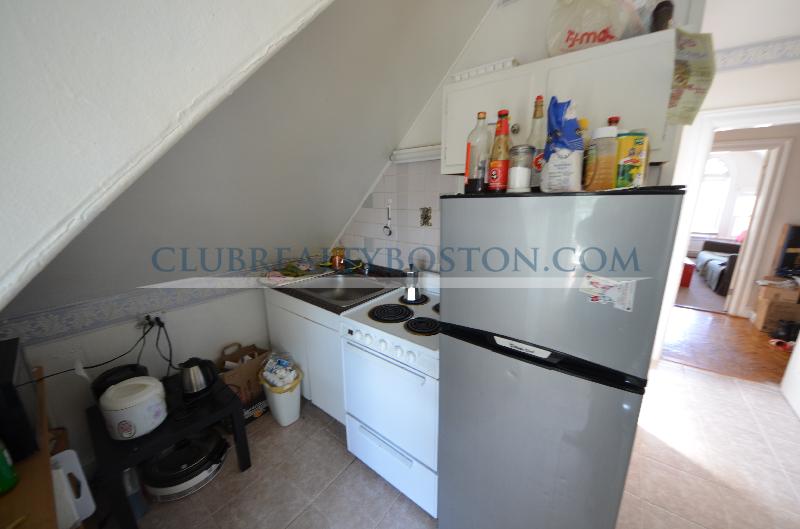 1 bed, 1 bath apartment for rent at 117 Thorndike St Unit Top, Coolidge Corner