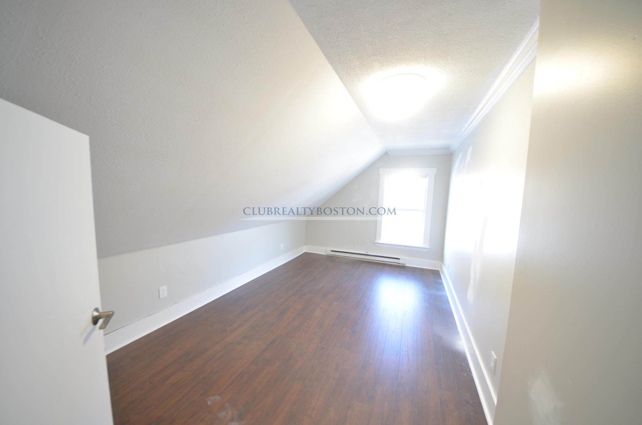 664 Moody St, Waltham