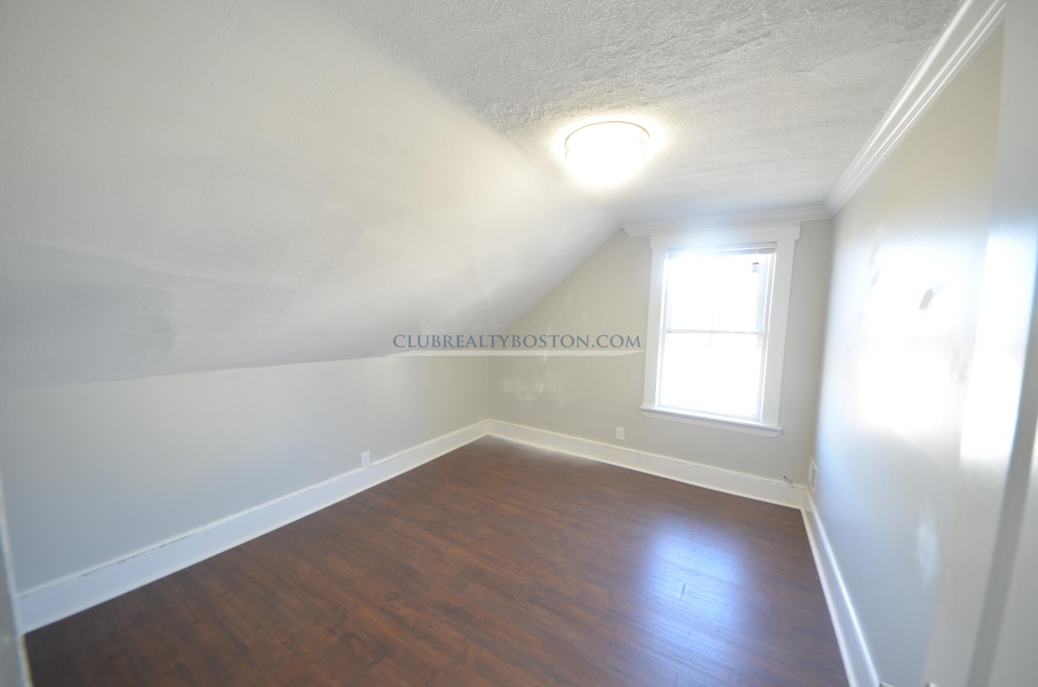 664 Moody St, Waltham