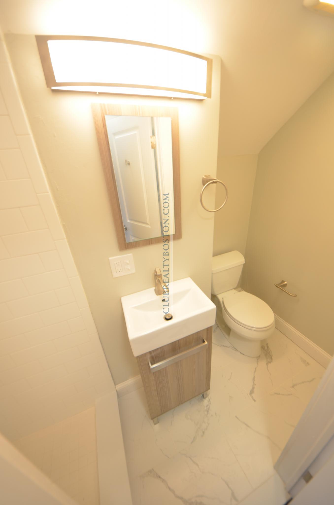 664 Moody St, Waltham