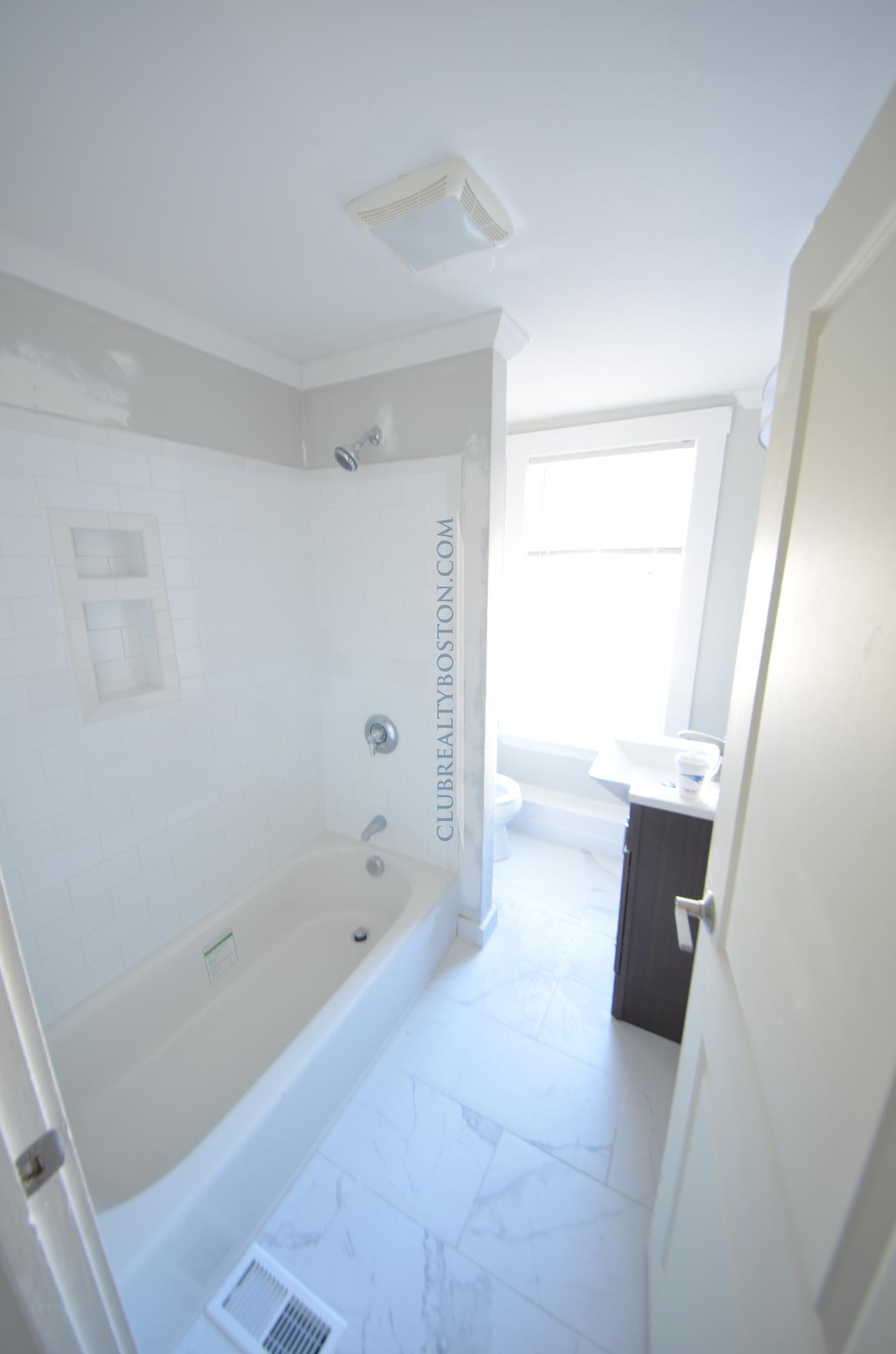 664 Moody St, Waltham