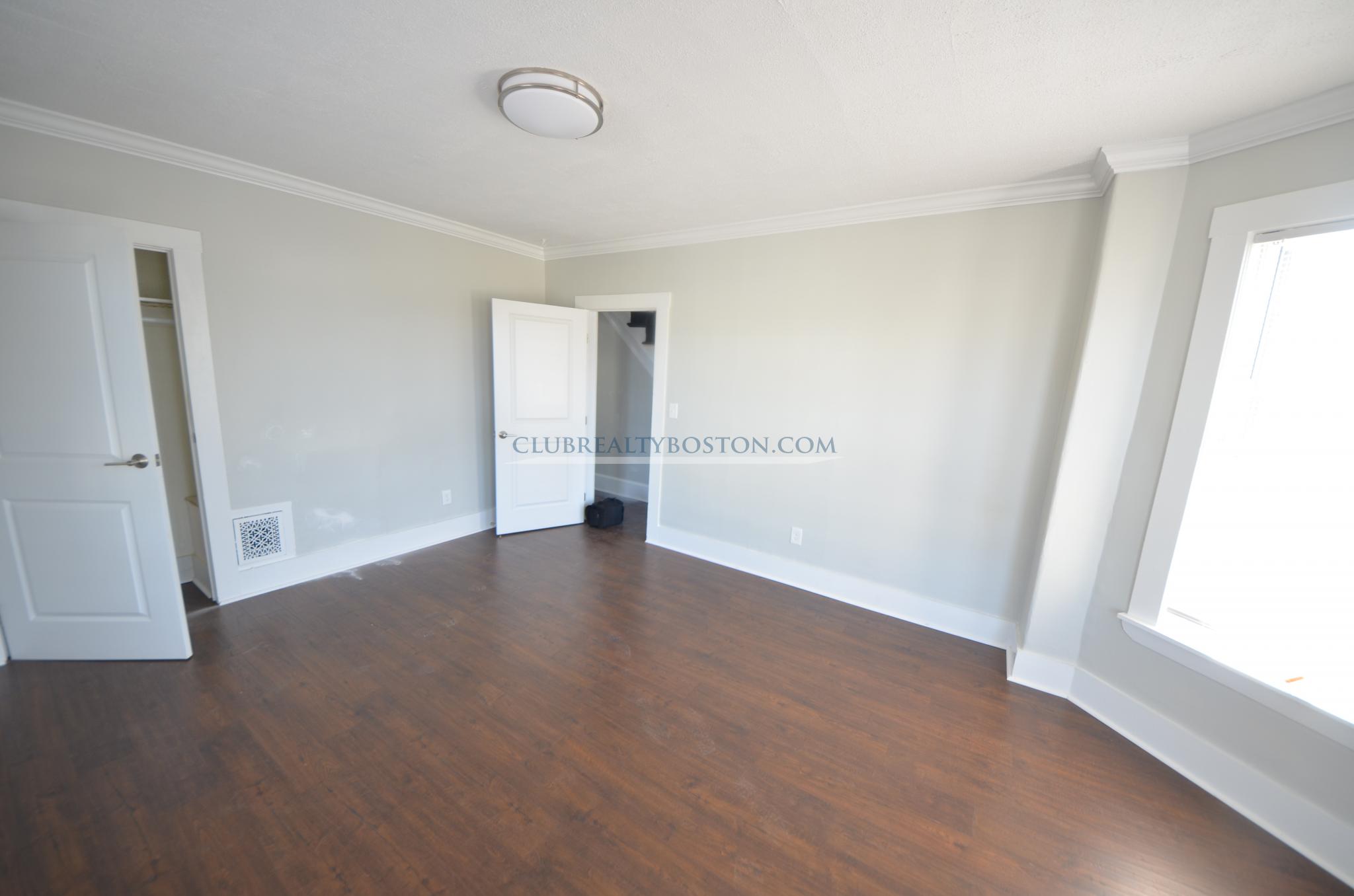 662 Moody St, Waltham