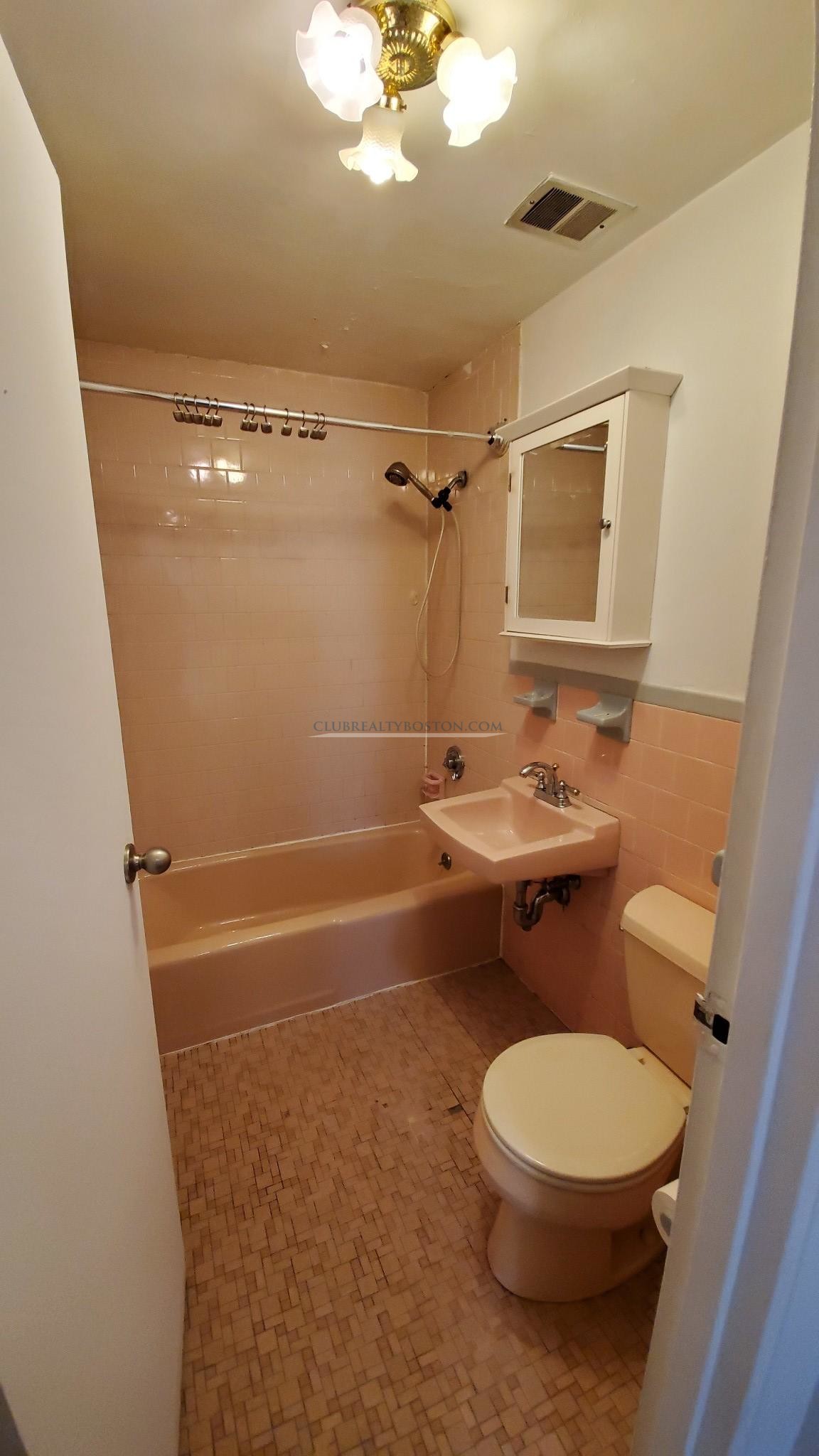 530 Washington St, Oak Square