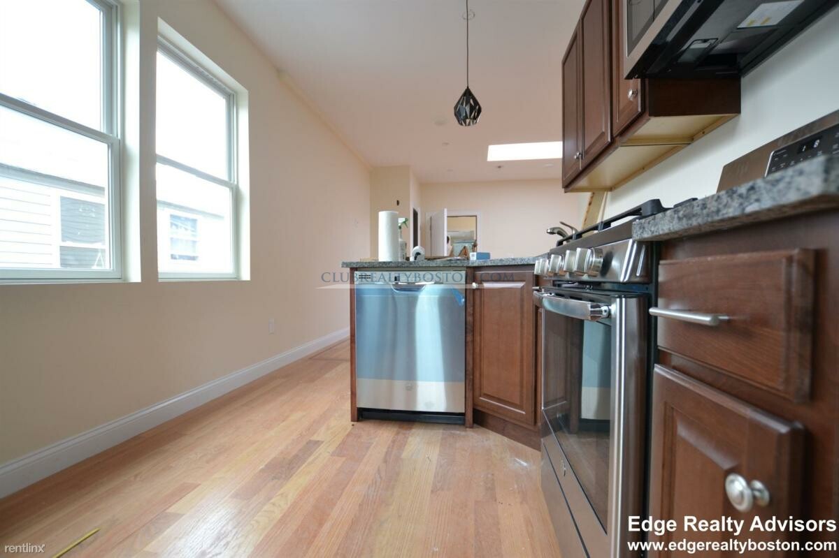 549 Washington St, Brighton