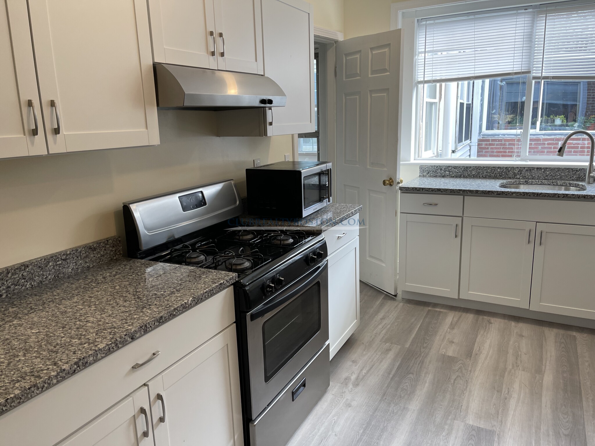 811 Washington St, Washington Square