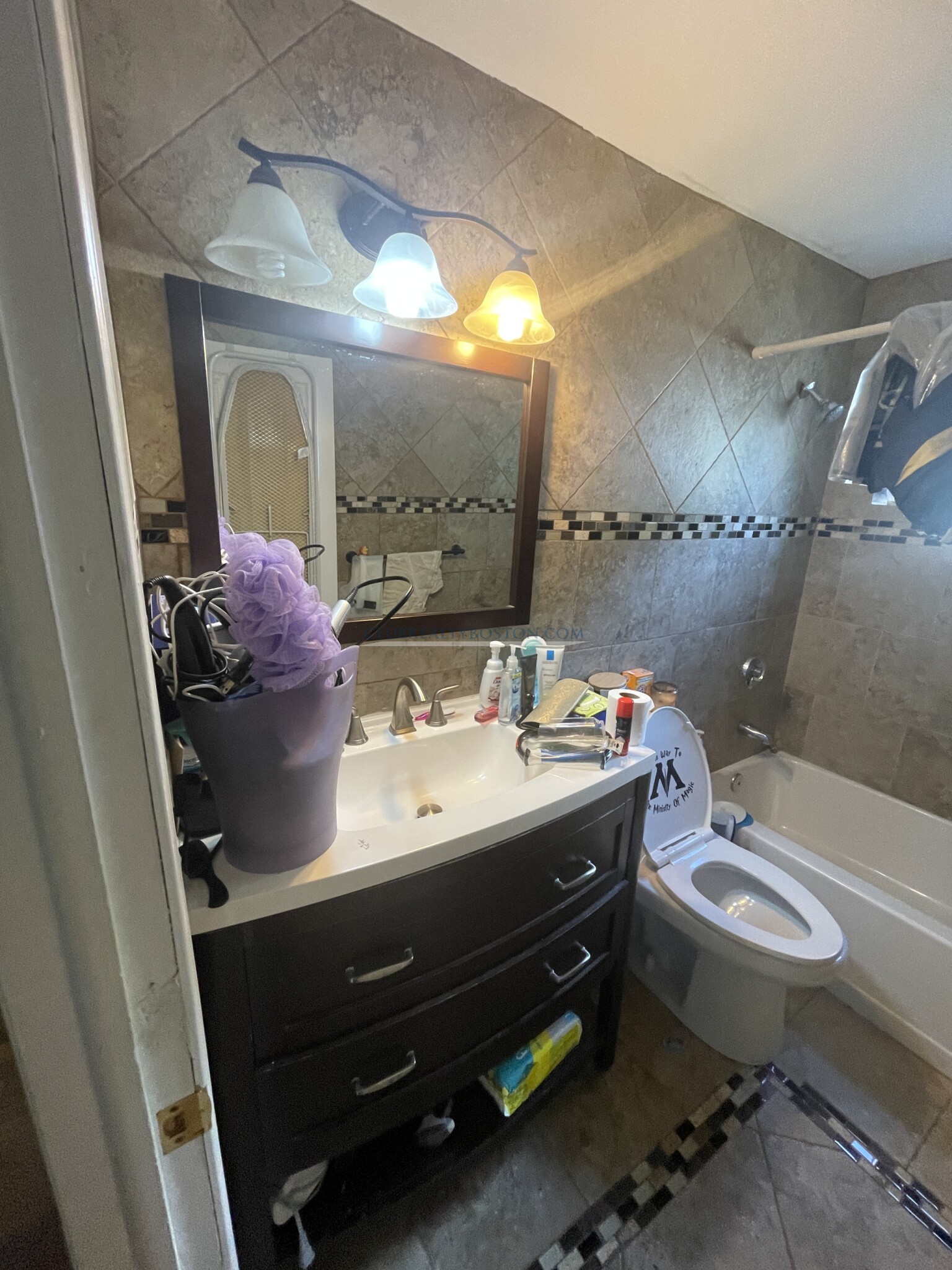 75 Thingvalla Ave, Waverley Square