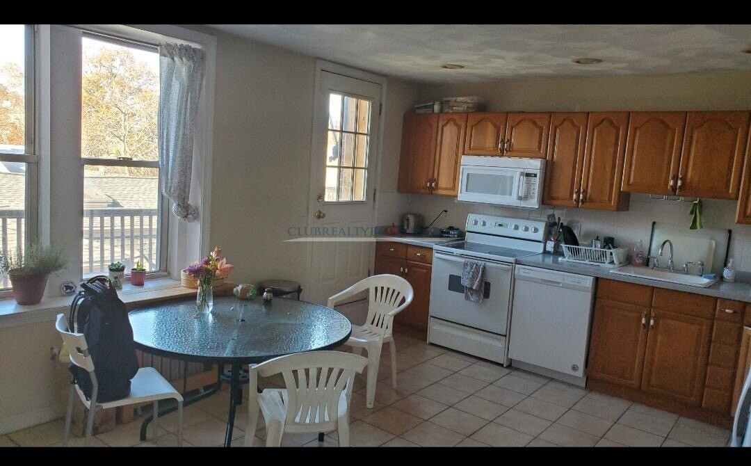 154 Harvard St, Coolidge Corner