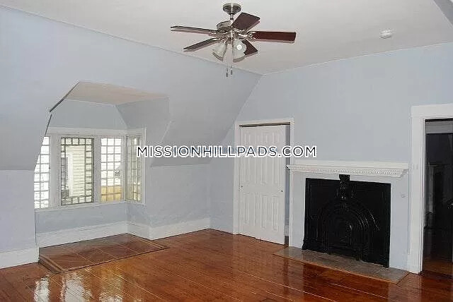 139 Hillside St, Mission Hill