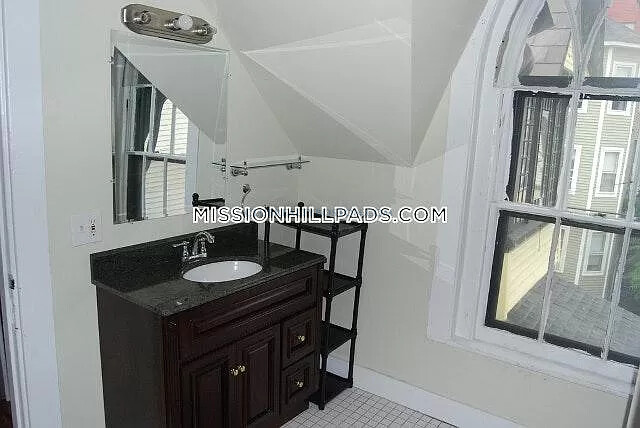 139 Hillside St, Mission Hill