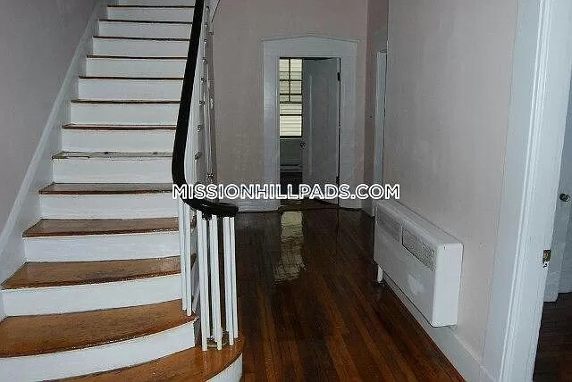 139 Hillside St, Mission Hill