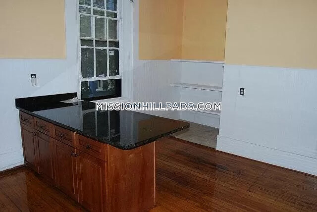 139 Hillside St, Mission Hill