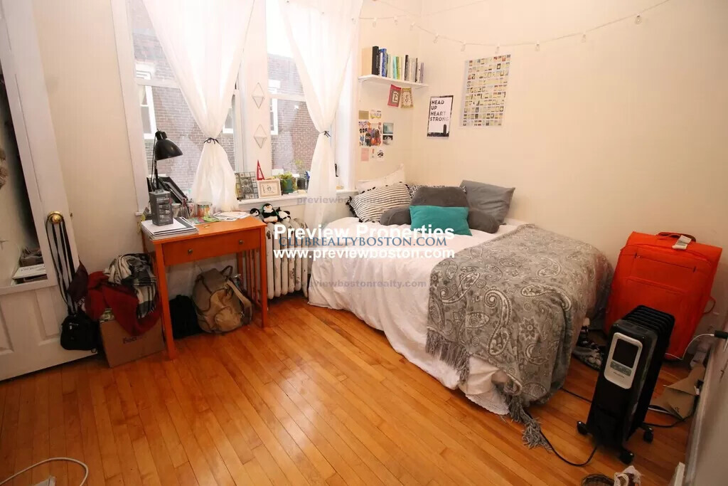 324 Saint Paul St, Washington Square