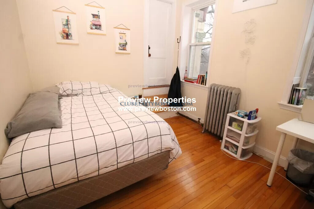 324 Saint Paul St, Washington Square