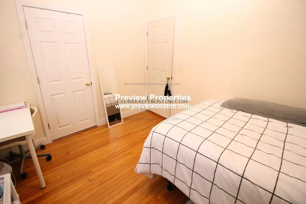 324 Saint Paul St, Washington Square